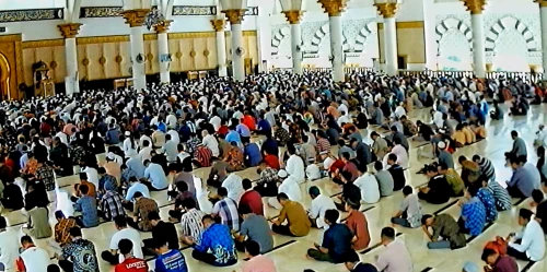 Foto Suasana Sholat Jum’at di Masjid Raya Mujahidin Normal di Tengah Isu Corona